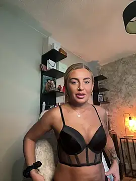 Snapshot of CharlottemilfUKx chatting on May 20, 2026, 6:14 pm CharlottemilfUKx online show from May 20, 2026, 6:14 pm