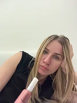 Snapshot of AnnaMist_ chatting on May 22, 2026, 6:35 pm AnnaMist online show from May 22, 2026, 6:35 pm