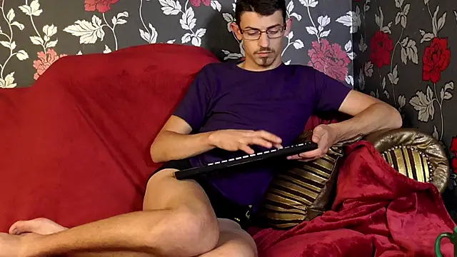 KairoZenn online show from May 19, 2026, 1:56 am