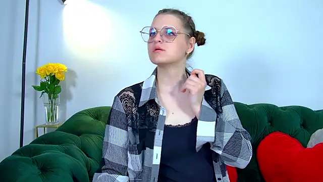Snapshot of AlexaAvery chatting on June 6, 2026, 6:40 am AlexaAvery online show from June 6, 2026, 6:40 am