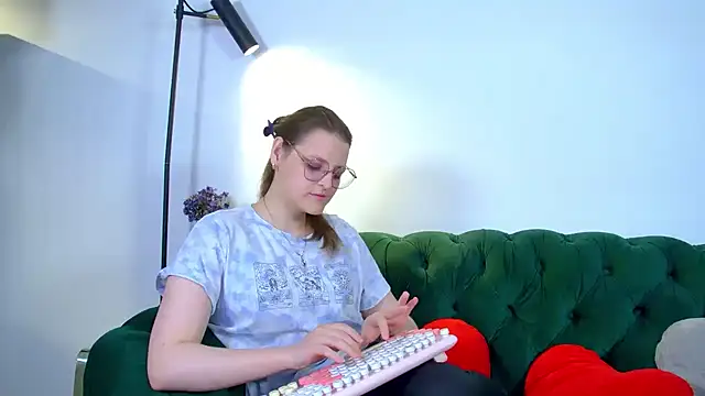 Snapshot of AlexaAvery chatting on June 13, 2026, 6:55 am AlexaAvery online show from June 13, 2026, 6:55 am