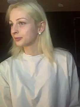 ElsaSnowxox online show from May 22, 2026, 9:42 pm