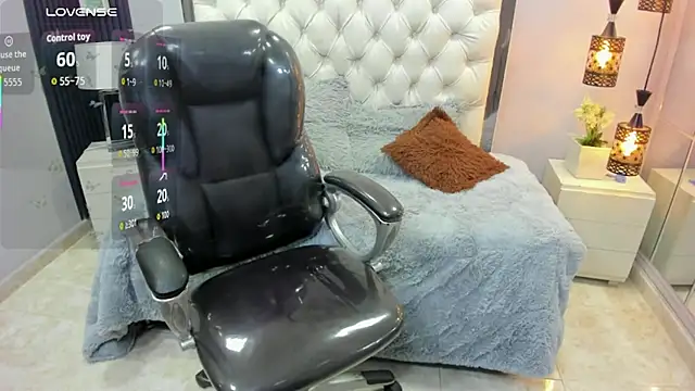 Naomii 32 online show from May 15, 2026, 6:04 pm