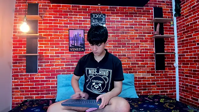 Hoot boyss  online show from June 4, 2026, 8:15 pm