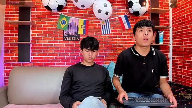 Hoot boyss  online show from June 27, 2026, 7:52 pm