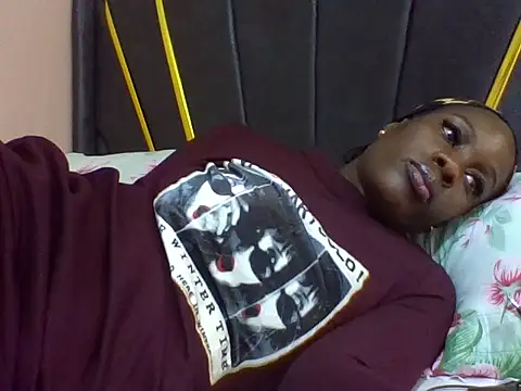 Snapshot of Curvyqueeh chatting on July 1, 2026, 9:00 am Curvyqueeh online show from July 1, 2026, 9:00 am