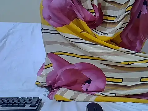Snapshot of petite_pretti chatting on June 6, 2026, 11:59 am petite pretti online show from June 6, 2026, 11:59 am