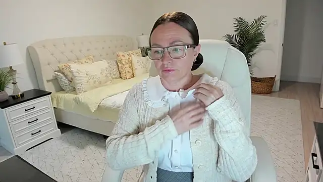 Vika73 online show from May 18, 2026, 10:43 am