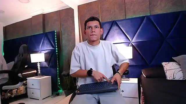 ThiagoFerrer  online show from June 30, 2026, 4:02 am