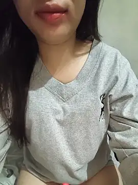 Linh-Anhh online show from June 4, 2026, 9:32 pm