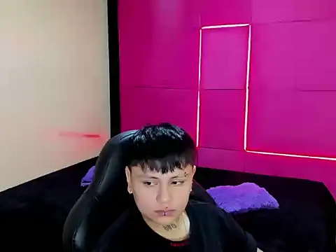 DimitryTompson online show from May 21, 2026, 1:18 pm