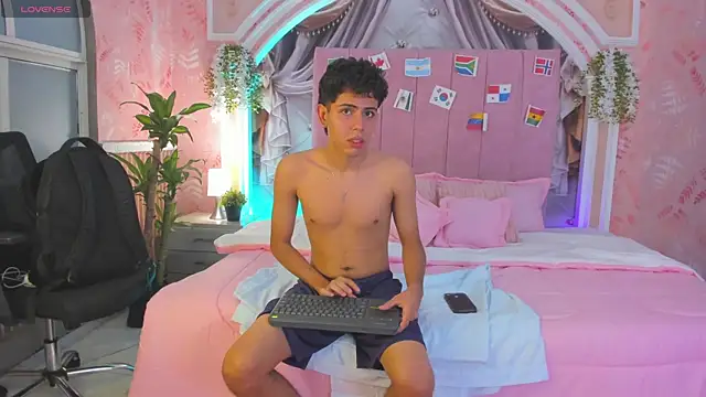 hunterwest06 online show from June 25, 2026, 11:48 am