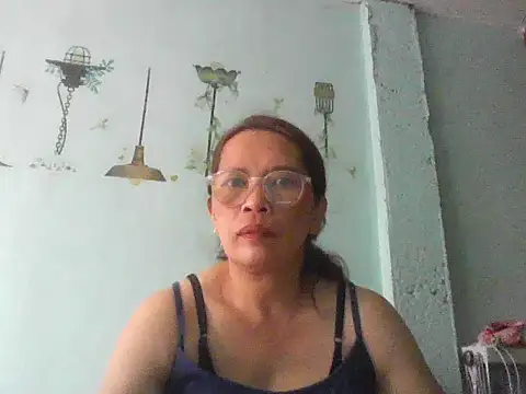 Snapshot of momshe2026 chatting on June 5, 2026, 7:14 am momshe2026 online show from June 5, 2026, 7:14 am