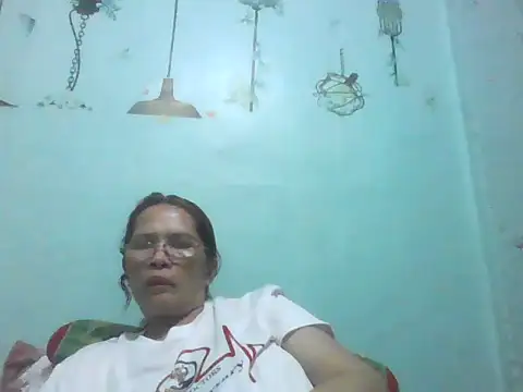 Snapshot of momshe2026 chatting on June 15, 2026, 1:02 pm momshe2026 online show from June 15, 2026, 1:02 pm
