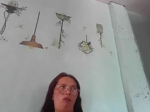 Snapshot of momshe2026 chatting on June 17, 2026, 4:15 am momshe2026 online show from June 17, 2026, 4:15 am