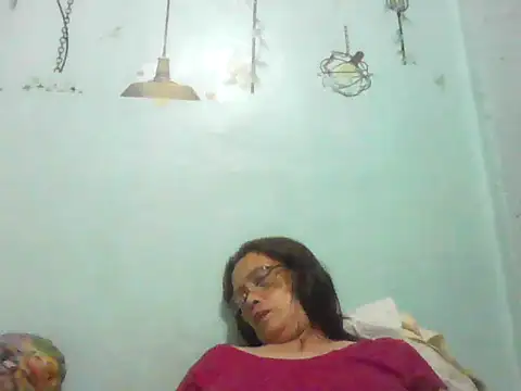 Snapshot of momshe2026 chatting on June 17, 2026, 4:19 pm momshe2026 online show from June 17, 2026, 4:19 pm