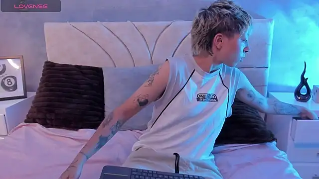 Snapshot of vane_grey chatting on June 8, 2026, 7:47 pm vane grey online show from June 8, 2026, 7:47 pm