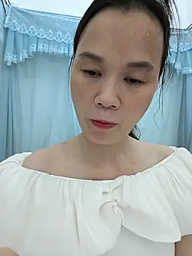 Snapshot of Lye_lovely chatting on June 15, 2026, 12:29 pm Lye lovely online show from June 15, 2026, 12:29 pm