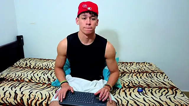 Snapshot of Luke_Muscle chatting on June 15, 2026, 4:04 am Luke Muscle online show from June 15, 2026, 4:04 am