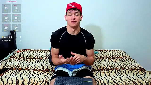Snapshot of Luke_Muscle chatting on June 18, 2026, 11:53 pm Luke Muscle online show from June 18, 2026, 11:53 pm