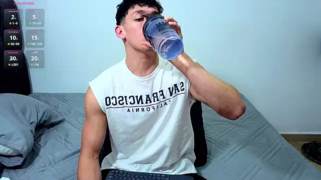 Snapshot of Luke_Muscle chatting on July 4, 2026, 11:00 pm Luke Muscle online show from July 4, 2026, 11:00 pm