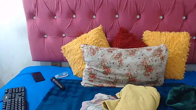 PEACHESX25x online show from July 6, 2026, 4:31 pm