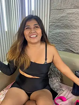 LyraMilano online show from June 23, 2026, 1:09 pm