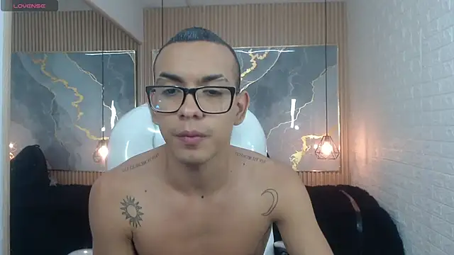 maximiliano hotdevil online show from May 25, 2026, 5:02 am