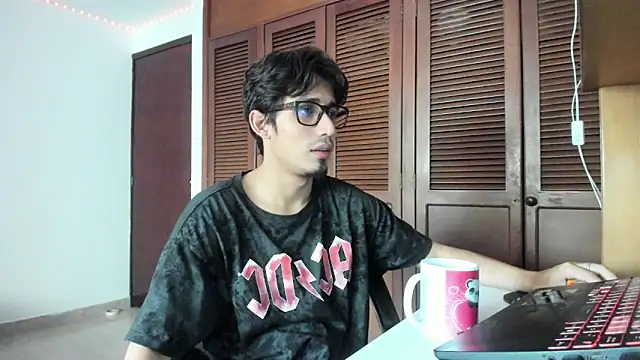 Snapshot of SrIncognito666 chatting on June 18, 2026, 11:03 am SrIncognito666 online show from June 18, 2026, 11:03 am