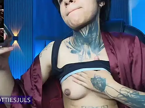 hottiesjuls online show from July 13, 2026, 8:44 pm
