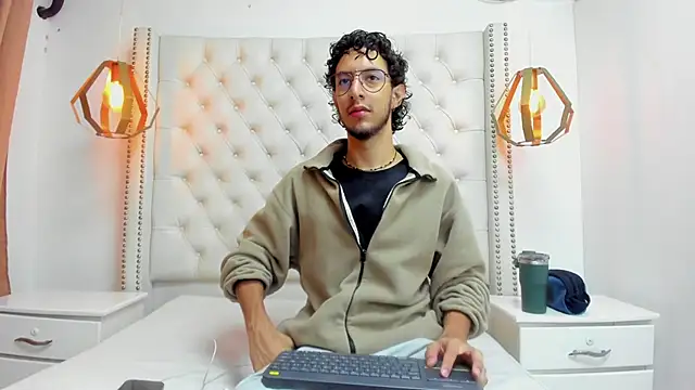 Snapshot of LEO_SANZ66 chatting on June 13, 2026, 12:25 pm LEO SANZ66 online show from June 13, 2026, 12:25 pm
