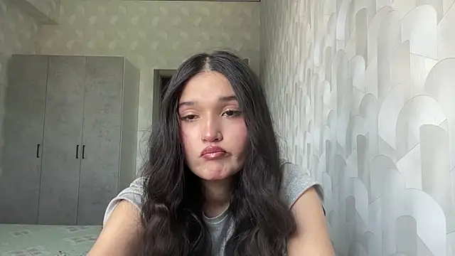 LisetteParajon online show from June 13, 2026, 5:05 am