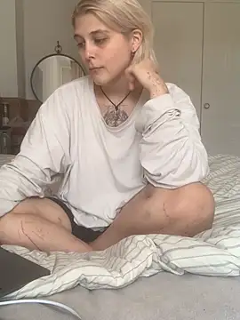 Snapshot of Ella_Bloom chatting on June 19, 2026, 10:08 am Ella Bloom online show from June 19, 2026, 10:08 am