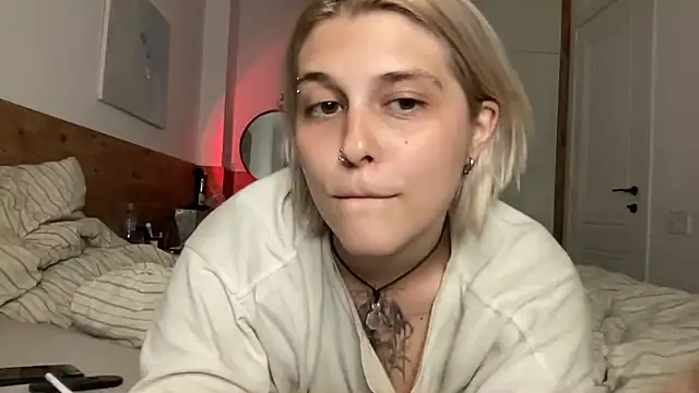 Snapshot of Ella_Bloom chatting on June 23, 2026, 5:11 pm Ella Bloom online show from June 23, 2026, 5:11 pm