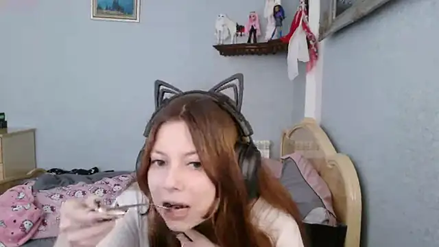 Snapshot of AlessiaViolet chatting on July 8, 2026, 8:52 am AlessiaViolet online show from July 8, 2026, 8:52 am