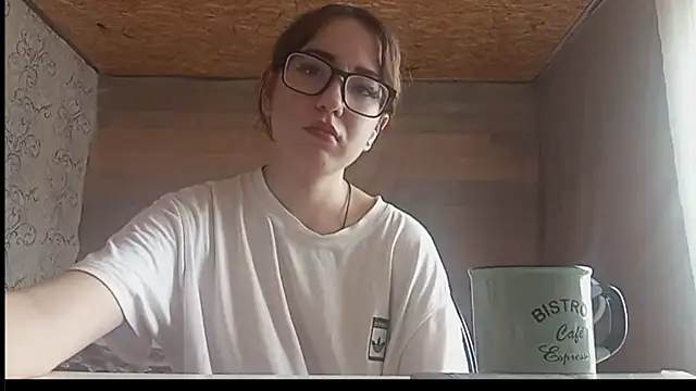 OliviaMoment online show from July 6, 2026, 8:22 am