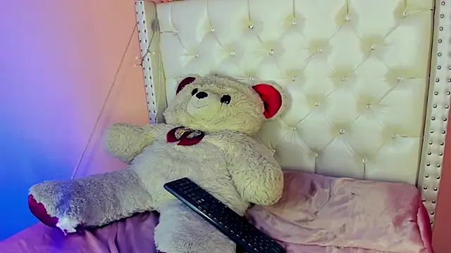 Snapshot of valentinee_xo chatting on June 19, 2026, 5:01 am valentinee xo online show from June 19, 2026, 5:01 am