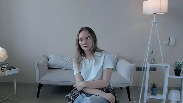 JenevaLitalien online show from May 30, 2026, 10:23 am