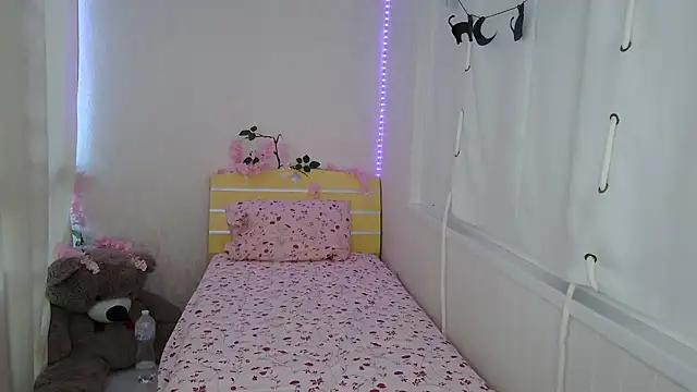 Snapshot of EmyHills chatting on June 14, 2026, 3:58 pm EmyHills online show from June 14, 2026, 3:58 pm