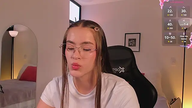 LizzyColins online show from June 26, 2026, 6:56 pm