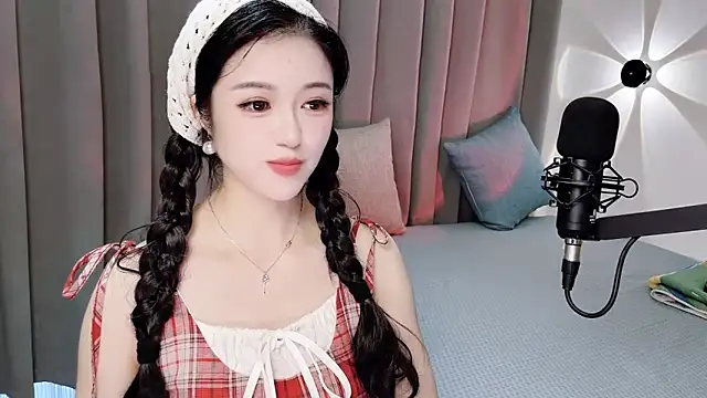 Snapshot of Momo-Wow chatting on June 19, 2026, 6:51 am Momo-Wow online show from June 19, 2026, 6:51 am