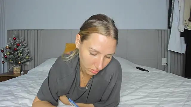 Snapshot of SofiClimbing chatting on December 23, 2025, 10:02 am SofiClimbing online show from December 23, 2025, 10:02 am