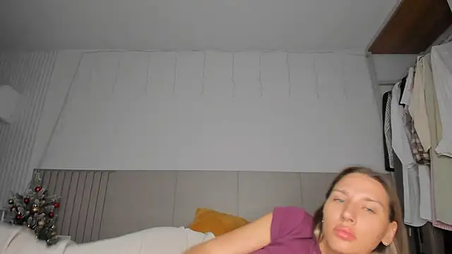 Snapshot of SofiClimbing chatting on February 15, 2026, 1:24 am SofiClimbing online show from February 15, 2026, 1:24 am