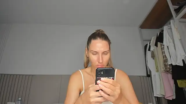 Snapshot of SofiClimbing chatting on March 8, 2026, 2:59 am SofiClimbing online show from March 8, 2026, 2:59 am