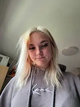 Snapshot of Viviluu_Offiziell chatting on June 3, 2026, 12:52 pm Viviluu Offiziell online show from June 3, 2026, 12:52 pm