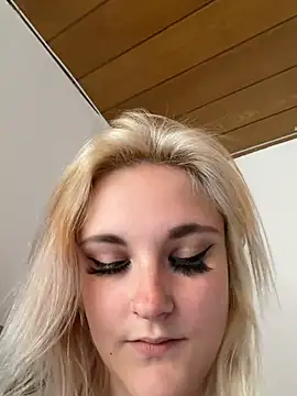 Snapshot of Viviluu_Offiziell chatting on June 3, 2026, 2:33 pm Viviluu Offiziell online show from June 3, 2026, 2:33 pm