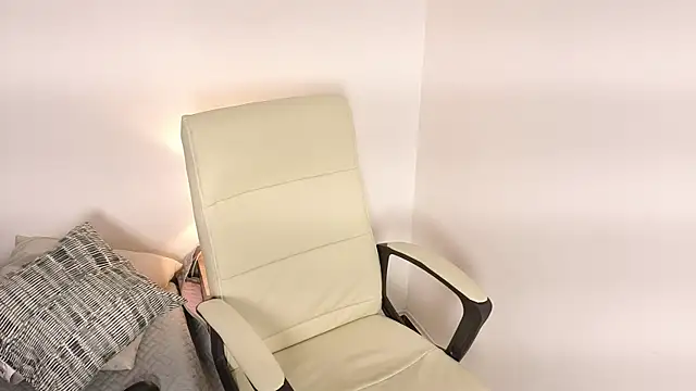 zoemoon1  online show from July 18, 2026, 4:05 am