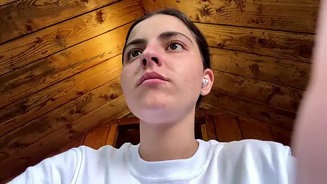 MarisaKomar online show from July 16, 2026, 1:17 pm