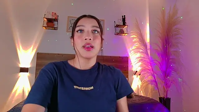  Emmakiss  online show from June 18, 2026, 12:20 pm