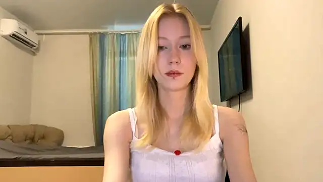 Snapshot of BossedFrog chatting on July 21, 2026, 9:44 am BossedFrog online show from July 21, 2026, 9:44 am